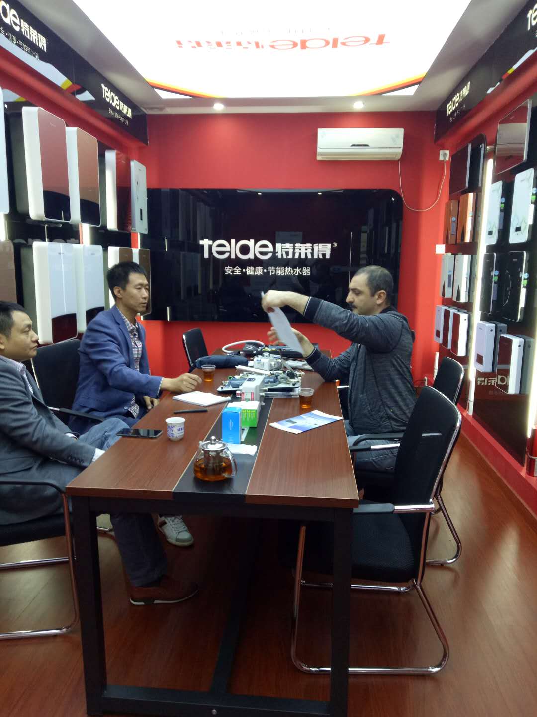 烈歡迎俄羅斯客戶蒞臨我司，恭賀成功簽約！